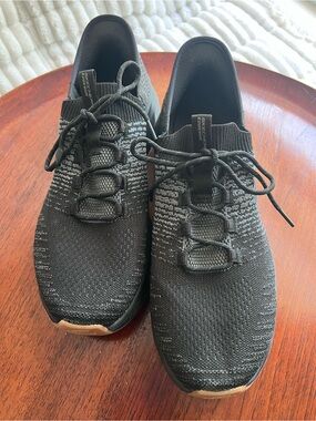 Skechers Men Black Knit Athletic Sneakers with Subtle Gray Accents